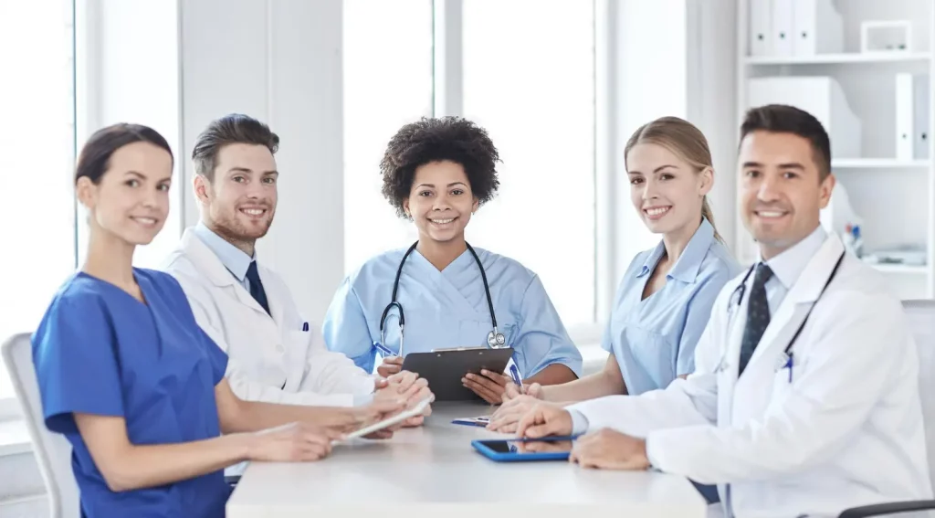 Reunião com médicos de diferentes especialidades, representando o tratamento multidisciplinar do lipedema.